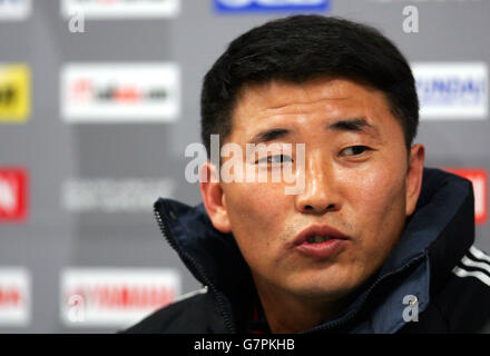 Football - qualification de la coupe du monde 2006 - entraînement de la Corée du Nord - Stade national. L'entraîneur nord-coréen Yun Jongsu Banque D'Images