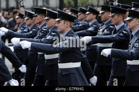 Les membres de la Royal Air Force défilent de St Pauls Cathédrale à la suite d'un service de commémoration pour marquer la fin de Opérations de combat en Afghanistan Banque D'Images