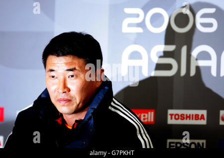 Football - qualification de la coupe du monde 2006 - entraînement de la Corée du Nord - Stade national. L'entraîneur nord-coréen Yun Jongsu Banque D'Images