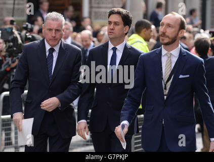 Le chef du parti travailliste Ed Miliband et le député de Vernon Coaker (à gauche) arrivent au Guildhall de Londres, après un service de commémoration pour marquer la fin des opérations de combat en Afghanistan. Banque D'Images