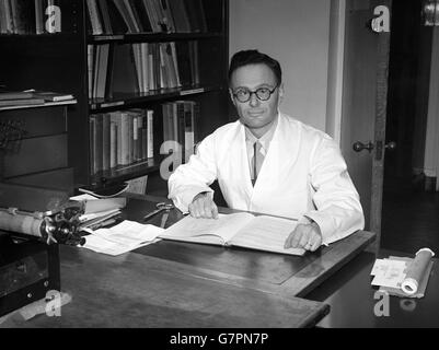 Le professeur Hans Krebs (r), professeur de biochimie à l'Université de Sheffield, a reçu le prix Nobel de physiologie ou de médecine pour sa « découverte du cycle de l'acide citrique ».Il partage le prix Nobel avec Fritz Lipmann.Le professeur Hans Krebs est né en Allemagne et est arrivé en Grande-Bretagne en 1933.Ici, il est photographié à l'université de Sheffield. Banque D'Images