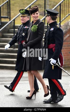 La duchesse de Cambridge lors d'une visite à la caserne de Mons à Aldershot, dans le Hampshire, alors que le régiment de la Garde irlandaise marque la St Patrick. Banque D'Images