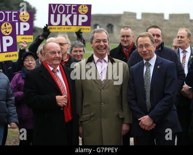 Le chef du UKIP, Nigel Farage (au milieu), souhaite la bienvenue aux conseillers de Medway, Tom Mason (à gauche) et Vaughan Hewett (à droite), après leur défection du parti conservateur. Banque D'Images