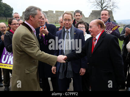 Le chef du UKIP, Nigel Farage (à gauche), souhaite la bienvenue aux conseillers de Medway, Tom Mason (à droite) et Vaughan Hewett (au milieu), après leur défection du parti conservateur. Banque D'Images