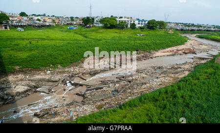 Des maisons sur pilotis dans une favela de la ville de Manaus, domaine où les inondations sont susceptibles de se produire - ordures ménagères et des jetés directement sur rivière, le Brésil. Banque D'Images