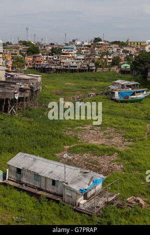 Des maisons sur pilotis dans une favela de la ville de Manaus, domaine où les inondations sont susceptibles de se produire, au Brésil. Banque D'Images