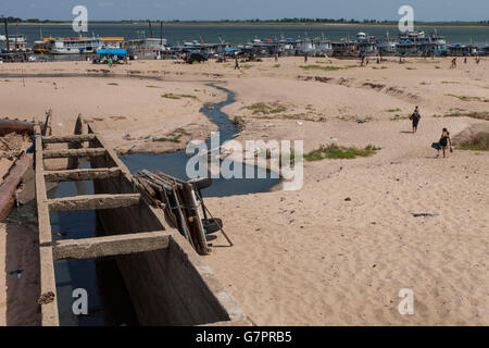 Égout ouvert disposé directement dans Tocantins, un affluent de l'Amazone, au port de la ville de Santarem, l'État de Para au Brésil. Banque D'Images