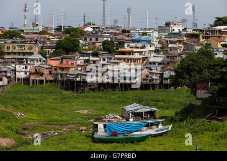 Des maisons sur pilotis dans une favela de la ville de Manaus, domaine où les inondations sont susceptibles de se produire, au Brésil. Banque D'Images