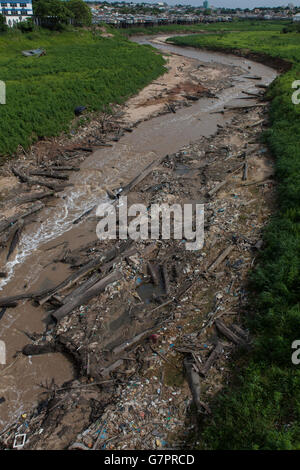 Des maisons sur pilotis dans une favela de la ville de Manaus, la sécheresse dans une région où les inondations sont susceptibles de se produire - ordures ménagères et des jetés directement sur rivière, le Brésil. Banque D'Images