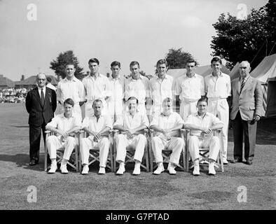 Groupe d'équipe de Gloucestershire : (au dernier rang, l-r) marqueur F Aubrey, Barrie Meyer, Tony Brown, Ronald Nicholls, David Carpenter, Derek Hawkins, David Smith, David Allen, masseur H White; (première rangée, l-r) John Mortimore, Sam Cook, Tom Graveney, Arthur Milton, Martin Young Banque D'Images