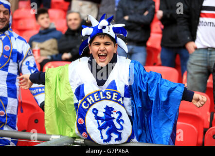 Football - Capital One Cup - finale - Chelsea / Tottenham Hotspur - Wembley Stadium.Un fan de Chelsea soutient son équipe dans les tribunes Banque D'Images