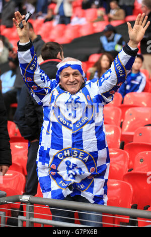 Football - Capital One Cup - finale - Chelsea / Tottenham Hotspur - Wembley Stadium.Un fan de Chelsea soutient son équipe dans les tribunes Banque D'Images