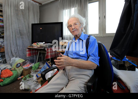 Stanley Evans, 93 ans, chez lui à Londres, alors que Solomon Bygraves a plaidé coupable de vol qualifié après l'avoir agressé cinq livres en janvier de cette année. Banque D'Images