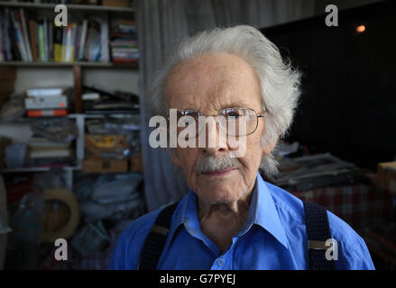 Stanley Evans, 93 ans, à son domicile de Londres, alors que Soloman Bygraves a plaidé coupable de vol après l'avoir agressé cinq livres en janvier de cette année. Banque D'Images