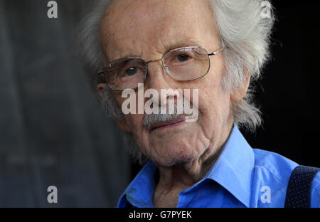 Stanley Evans, 93 ans, chez lui à Londres, alors que Solomon Bygraves a plaidé coupable de vol qualifié après l'avoir agressé cinq livres en janvier de cette année. Banque D'Images