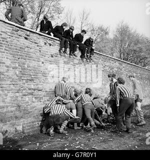 Éducation - Eton Wall Game - L'École d'Eton - Windsor Banque D'Images