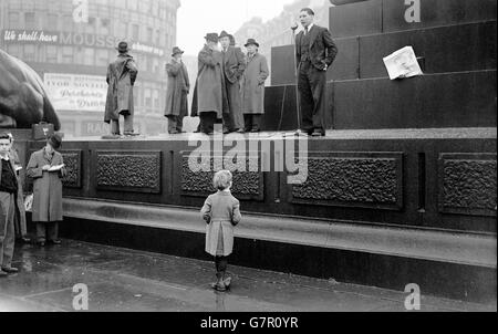 La politique britannique - syndicats des dockers - Réunion de masse - Londres - 1945 Banque D'Images