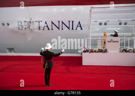 La reine Elizabeth II considère qu'une bouteille de champagne est cassée lors de la cérémonie officielle de désignation du nouveau paquebot Britannia de P&O. Banque D'Images