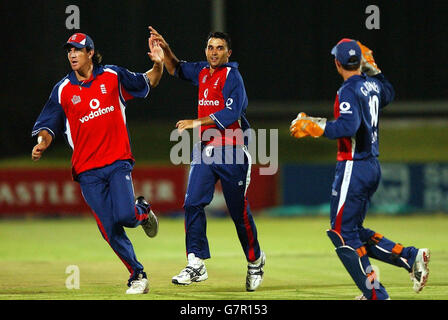 Le Kabair Ali (au centre) est félicité par les coéquipiers Kevin Pietersen (à gauche) et Geraint Jones après avoir fait attraper Nicky Boje en Afrique du Sud par Ashley Giles pour 20 courses. Banque D'Images