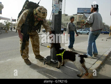 Ingénieur Royal l'équipe de recherche à risque élevé en action en Iraq - Basra Banque D'Images