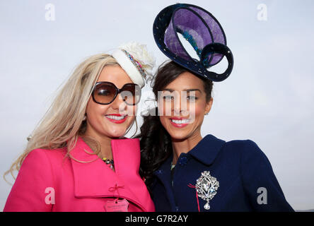 Sophie Lydia Smith, qui est Miss Cheltenham, et Charlotte Jade Hamilton posent pour une photo sur la Journée des dames pendant le Festival Cheltenham à l'hippodrome de Cheltenham. Banque D'Images