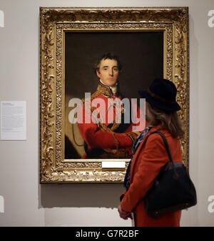 Un visiteur qui regarde un portrait d'Arthur Wellesley, 1er duc de Wellington, par Sir Thomas Lawrence, 1817-18, lors d'une vue de presse de Wellington: Triomphes, politique et passions exposition à la National Portrait Gallery de Londres. Banque D'Images