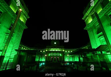 Les bâtiments gouvernementaux de Dublin sont éclairés en vert avant le festival de la Saint-Patrick demain. Banque D'Images