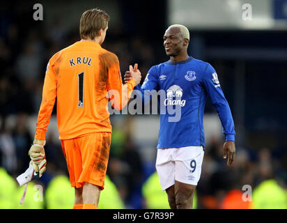 Football - Barclays Premier League - Everton / Newcastle United - Goodison Park.Après le match, Arouna Kone d'Everton serre la main avec Tim Krul, gardien de but de Newcastle United Banque D'Images