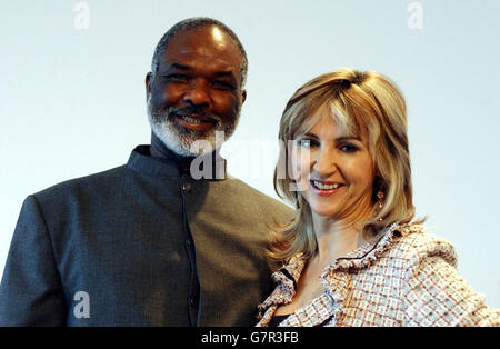 Sir Willard White et Lesley Garrett partagent une blague lors d'un lancement de presse aux British Council Offices. Banque D'Images