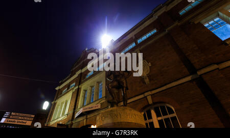 Statue Johnny Haynes de Fulham à l'extérieur de Craven Cottage Banque D'Images