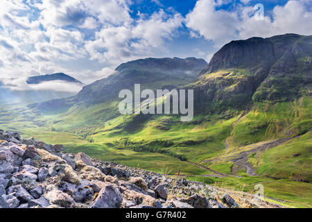 Nuages sur la Vallée des Highlands écossais au printemps Banque D'Images