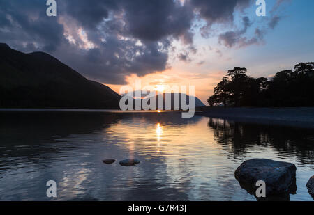 Coucher du soleil orange colorée la lumière réfléchie sur la surface de l'eau Banque D'Images