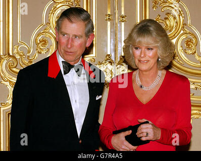 Le Prince de Galles et sa fiancée Camilla Parker Bowles dans la grande salle de réception du château de Windsor, Berkshire, après avoir annoncé qu'ils seront mariés le 8 avril. Banque D'Images