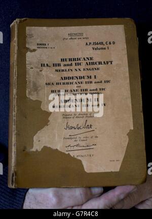 Le calendrier de service et d'entretien d'un Hawker Hurricane Mk 1 de Hawker Restorations Ltd, Suffolk, comme l'avion qui a été abattu en septembre 1940, subit une restauration complète pour coïncider avec le 75e anniversaire de la bataille d'Angleterre cette année. 18/03/15 Banque D'Images