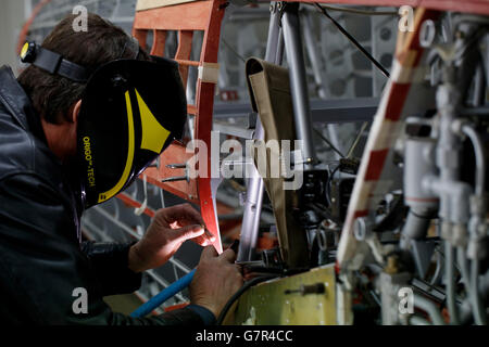 Photo non publiée précédemment datée du 18/03/15 d'un ingénieur de Hawker Restorations Ltd travaillant sur un Hawker Hurricane Mk 1 dans leur atelier de Suffolk, comme l'avion qui a été abattu en septembre 1940, Est en pleine restauration pour coïncider avec le 75e anniversaire de la bataille d'Angleterre cette année. Banque D'Images