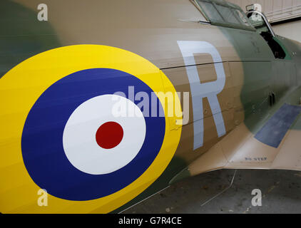 Photo non publiée précédemment datée du 18/03/15 du détail de peinture sur un Hawker Hurricane Mk 1 à Hawker Restorations Ltd, Suffolk, comme l'avion qui a été abattu en septembre 1940, subit une restauration complète pour coïncider avec le 75e anniversaire de la bataille d'Angleterre cette année. Banque D'Images