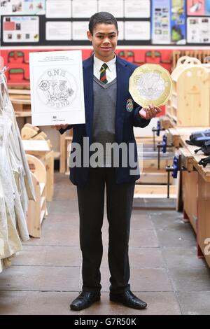 David Pearce, 15 ans, avec son design original pour la nouvelle pièce de monnaie, la livre 1, à la Queen Mary's Grammar School de Walsall. Banque D'Images