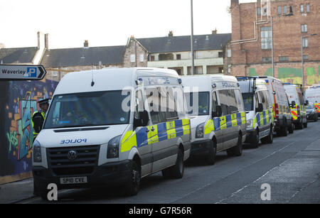 La présence policière en tant que participants à l'UAF (United Against fascisme) a marché à Édimbourg où ils se sont réunis pour fournir une contre-manifestation au rassemblement Pegida Scotland prévu qui n'a pas eu lieu. Banque D'Images