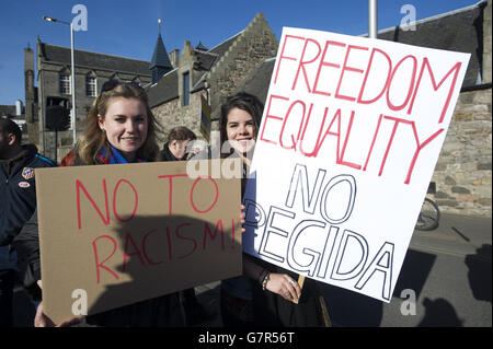 Les participants de l'UAF (United Against fascisme) défilent à Édimbourg alors qu'ils se sont réunis pour offrir une contre-manifestation au rassemblement Pegida Scotland prévu qui n'a pas eu lieu. Banque D'Images