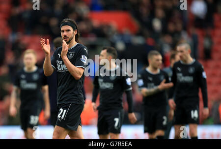 George Boyd de Burnley applaudit les fans à la fin du matcvh lors du match de la Barclays Premier League au stade St Mary's, à Southampton. Banque D'Images