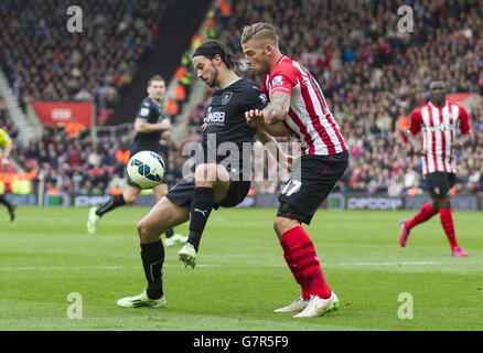 Football - Barclays Premier League - Southampton v Burnley - St Mary's.George Boyd de Burnley en action contre Toby Alderweireld de Southampton (17) Banque D'Images