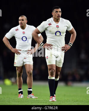 Luther Burrell (à droite) et Jonathan Joseph (à gauche) pendant le match des six Nations du RBS de 2015 au stade de Twickenham, à Londres. APPUYEZ SUR ASSOCIATION photo. Date de la photo: Samedi 21 mars 2015. Voir l'histoire de PA RUGBYU England. Le crédit photo devrait se lire comme suit : Adam Davy/PA Wire Banque D'Images