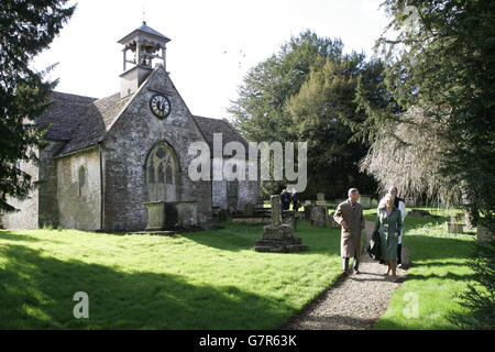 Prince de Galles et de Camilla Parker Bowles - service de l'église le dimanche de l'église Saint-Laurent Banque D'Images