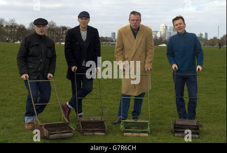 (Gauche - droite) Chris Foreman, Mark Bedford, Graham 'Souggs' McPherson et Daniel Woodgate de Madness sur Blackheath Common comme le groupe de promouvoir leur spectacle de tête de Festival d'OnBlackheath le dimanche 13 septembre. Banque D'Images