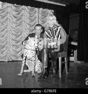 Le marquis de Bath est vu de plus en plus sur des conditions de course avec Ginni, un Cheetah de 27 mois.Il est photographié avec la guépard et l'australienne Rita Elen lorsqu'il a visité Raymond Revuebar, Brewer Street, Londres.Rita et Ginni apparaissent ensemble dans le spectacle.Le marquis, qui prévoit d'avoir 50 lions sur une réserve de 100 acres à Longleat, sa maison du Wiltshire, a invité Rita et Ginni au rendre visite, ainsi que le baron Van Hecsey, le lutteur hongrois qui forme les cheetahs. Banque D'Images