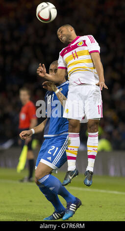 Football - International friendly - Ecosse / Irlande du Nord - Hampden Park.Ikechi Anya en Écosse (à droite) et Josh Magennis en Irlande du Nord pendant l'International friendly à Hampden Park, Glasgow. Banque D'Images