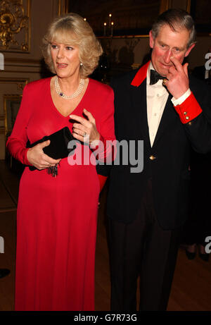 Le Prince Charles et sa fiancée Camilla Parker Bowles dans la grande salle de réception du château de Windsor, après avoir annoncé qu'ils se marieront le 8 avril. Banque D'Images