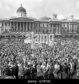 Des banderoles sont relevées sous le soleil du dimanche à Trafalgar Square, à Londres, lors de la réunion de protestation contre la guerre du Vietnam. Le rassemblement a été organisé par la campagne pour le désarmement nucléaire et a appelé à la dissociation de la Grande-Bretagne des actions américaines au Vietnam. Banque D'Images