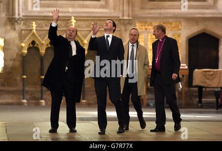 Le chancelier de l'Échiquier George Osborne (deuxième à gauche) avec le prébendary Dr Paul Richards (à gauche), Sir John Ruddock et l'évêque de Bath and Wells, le révérend de droite Peter Hancock (à droite) lors d'une visite à la cathédrale de Wells dans le Somerset, où le chancelier a annoncé que la cathédrale recevrait 160,000 livres sterling de financement gouvernemental, fait partie d'un fonds national de 30 millions de livres pour les églises. Banque D'Images