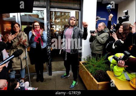 Russell Brand prononce un discours lorsqu'il ouvre le café Trew Era, un projet communautaire d'entreprise sociale sur le domaine New Era, à Hoxton, dans l'est de Londres. Banque D'Images